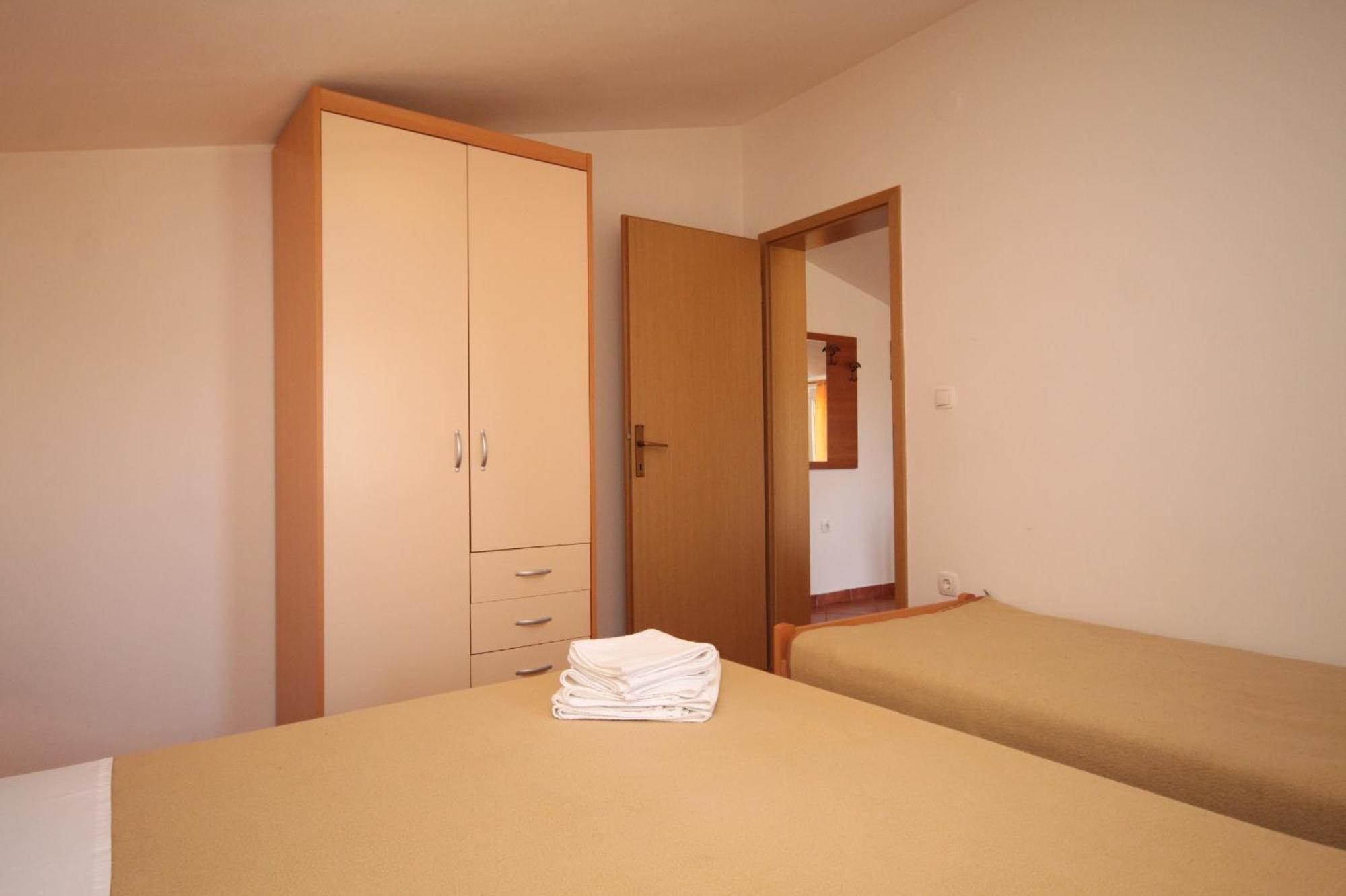 Apartments With A Parking Space Umag - 7039 Стая снимка